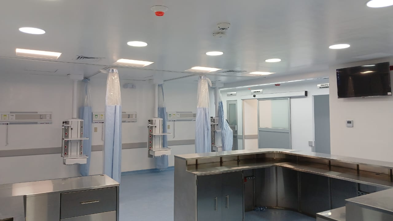 Sala de emergencias hospitalaria en San Salvador con instalaciones de iluminación y tomacorrientes asistenciales ejecutadas por SIELEC