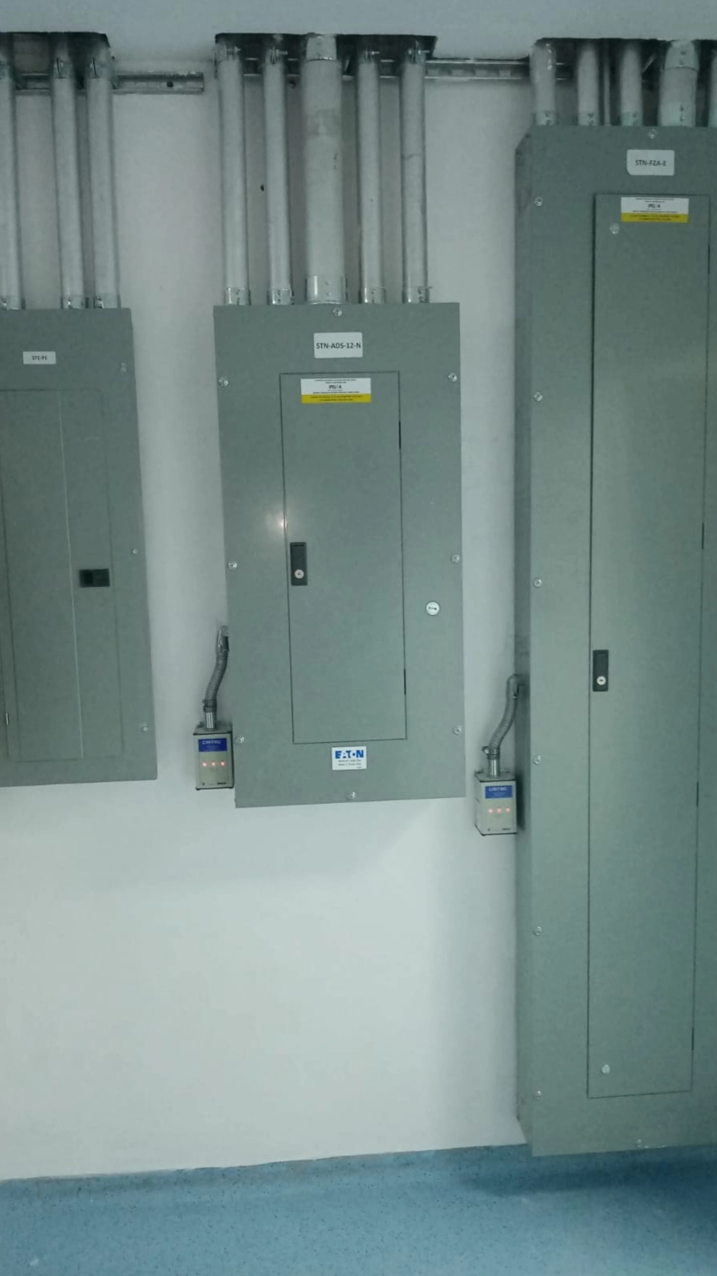 Tableros de distribución eléctrica tipo Panelboard para infraestructura hospitalaria instalados por SIELEC.