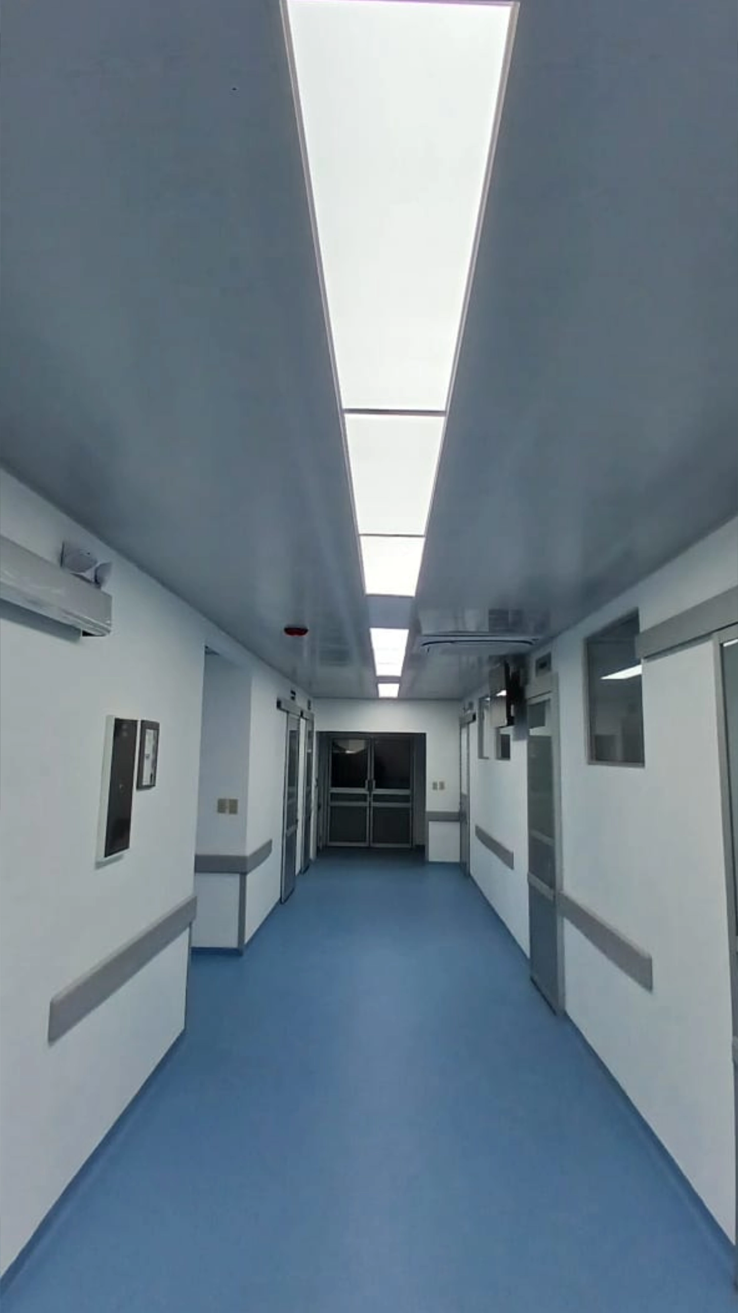 Pasillo de hospital con sistema de iluminación continua y circuitos eléctricos balanceados implementados por SIELEC.