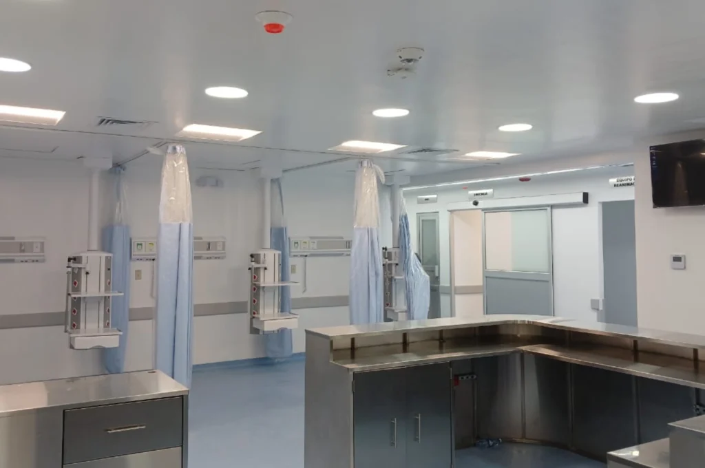 Sala de emergencias hospitalaria en San Salvador con instalaciones de iluminación y tomacorrientes asistenciales ejecutadas por SIELEC.